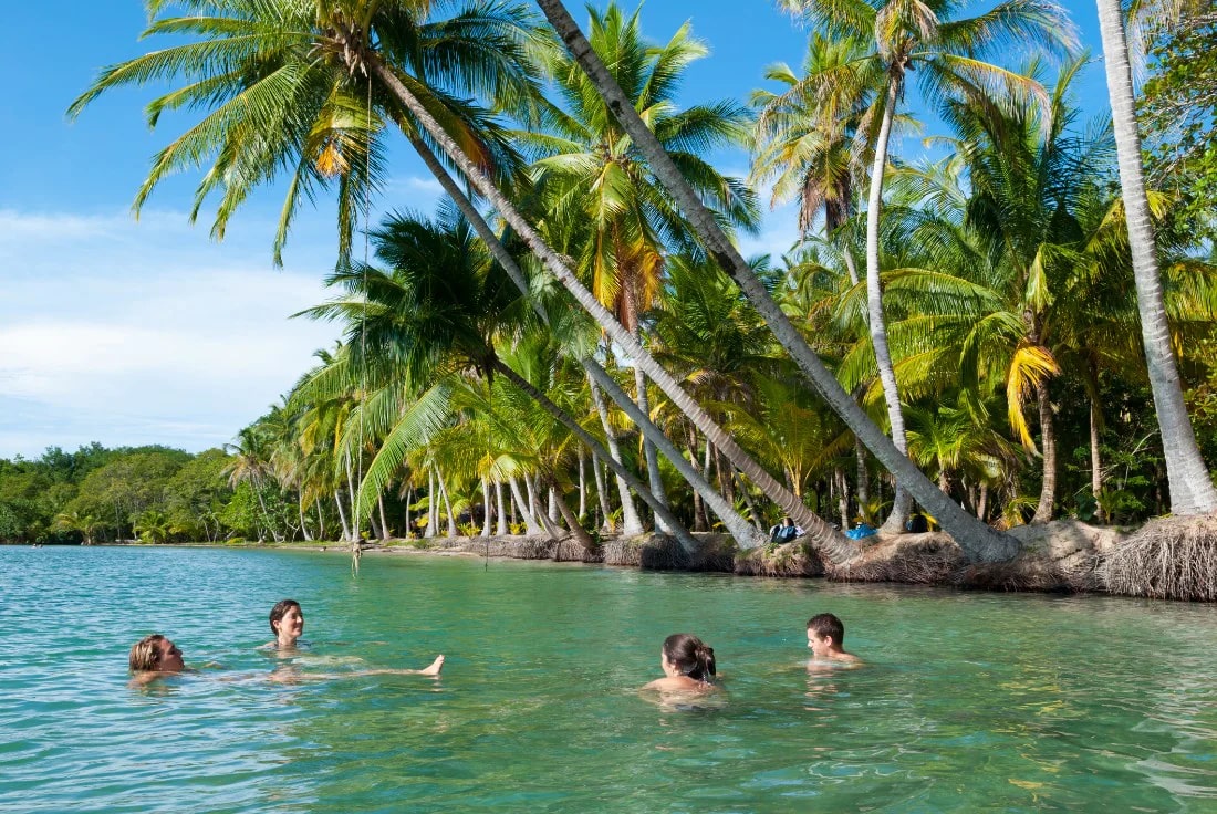Friends-vacationing-in-Bocas-del-Toro