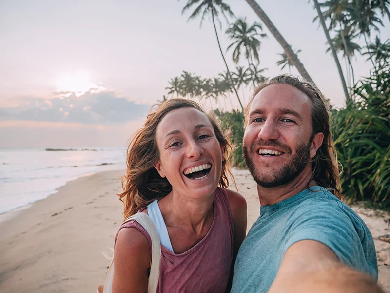 taking-mobile-phone-selfie
